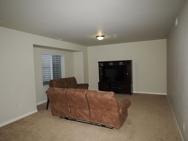 Building Photo - 5 Bedroom Home with AC in Cordera!