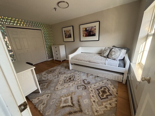 Building Photo - 352 Hildred Dr