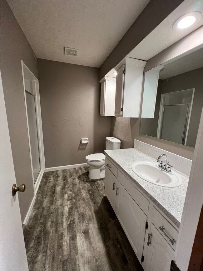 Building Photo - 4 bedroom/3 baths house