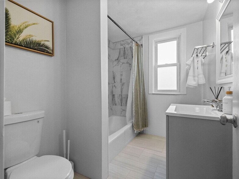 Building Photo - 168 School St