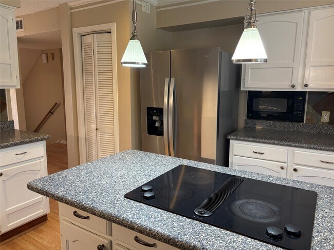 Building Photo - 18210 Bal Harbour Dr