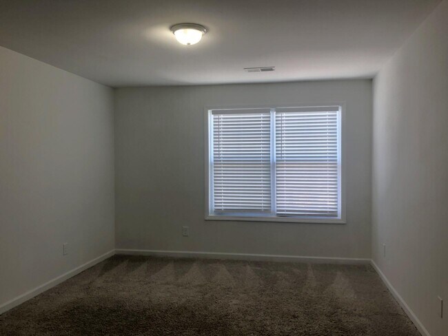 Building Photo - 502 Geranium St