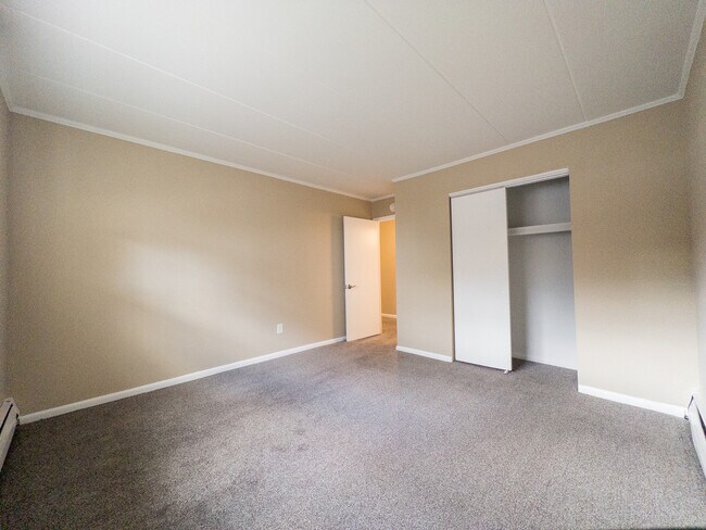 Bedroom | Lincoln Court Apartments - Lincoln Court Apartments