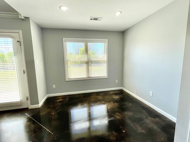 Building Photo - 3/2 off Richardson Dr. South side of Jonesboro