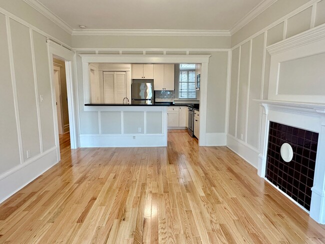 Building Photo - Fully Remodeled, Quiet 2bd/1bth w/Laundry ...