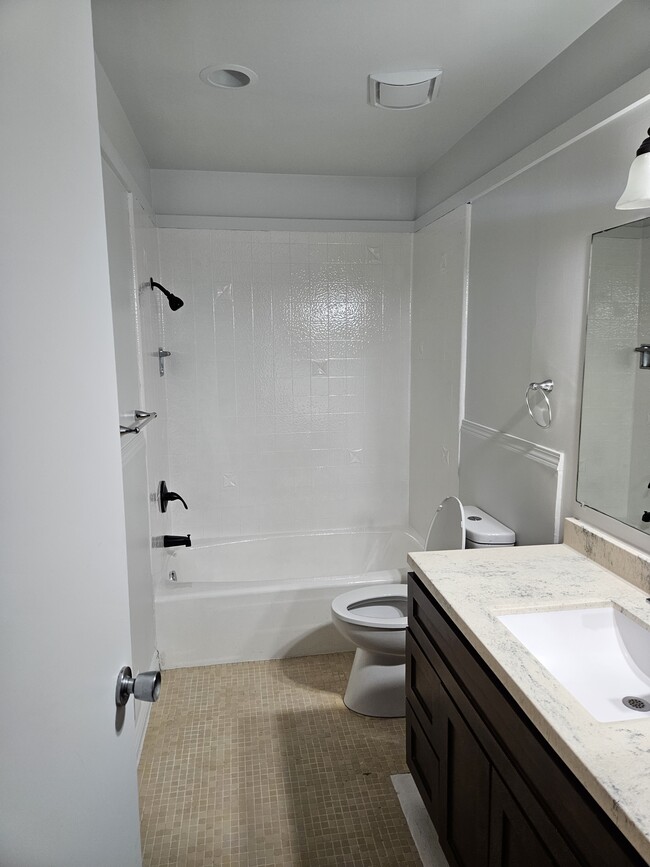 Prmary bedroom en-suite bathroom - 3657 Broadmoor Blvd