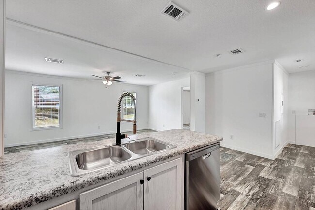 Building Photo - 2563 Skyview St