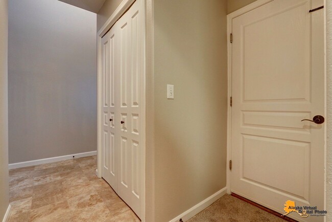 Building Photo - Amberwood Park: Homey Townhouse with Fence...