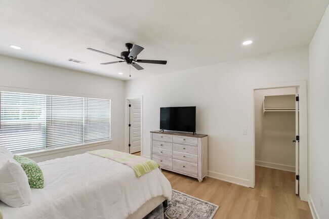 Building Photo - 1107 W 9th Ave