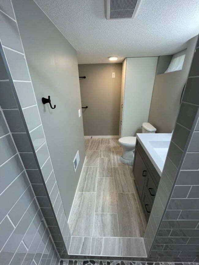 Building Photo - Updated, Modern, 4 Bed, 2 Bath, 3+Car Garage