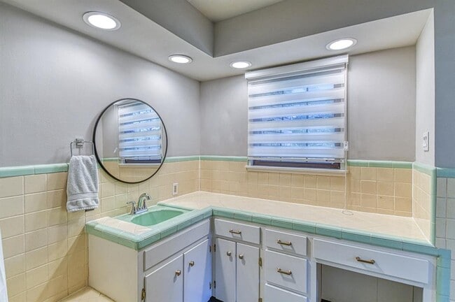 Building Photo - 1221 Cruce St