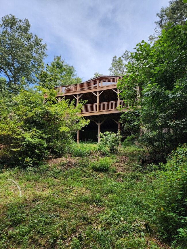 Building Photo - Mountain Escape!