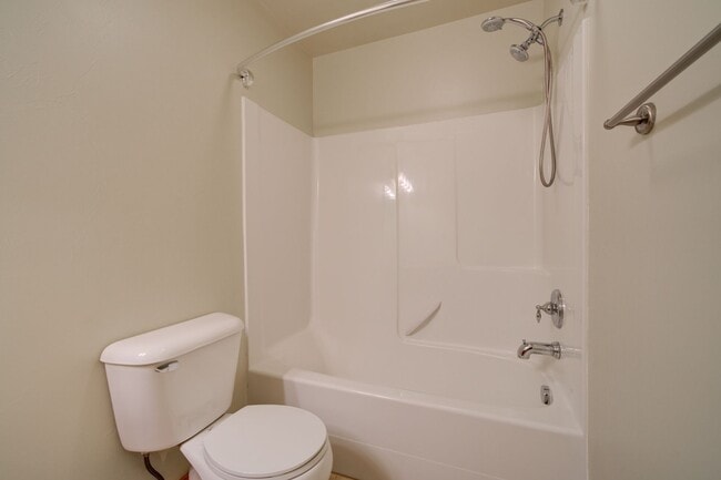 Building Photo - Laurel Glen Condo For Lease