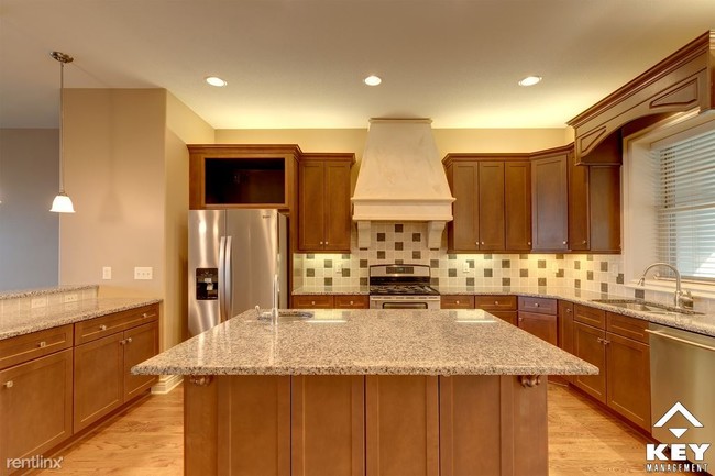 Building Photo - 2 br, 3.5 bath Townhome - 136 N Rutan St