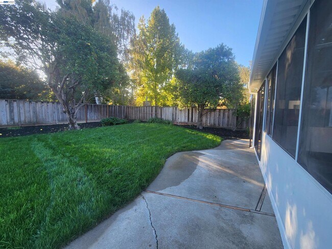 Building Photo - 1829 Rosetree Ct