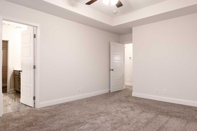 Building Photo - Charming Home With Eat In Kitchen, Granite Countertops, and Glass Door Tiled Shower