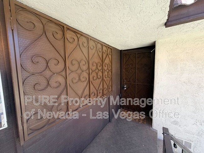 Building Photo - 1405 E Vegas Valley Dr
