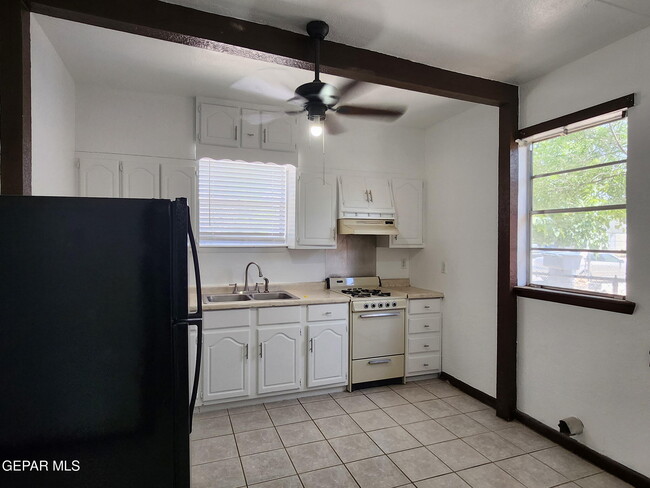 Building Photo - 323 Singh St