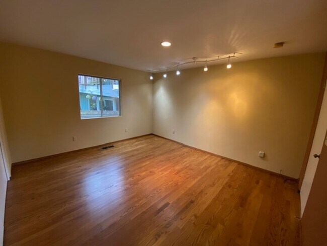 Building Photo - 835 17 Mile Dr