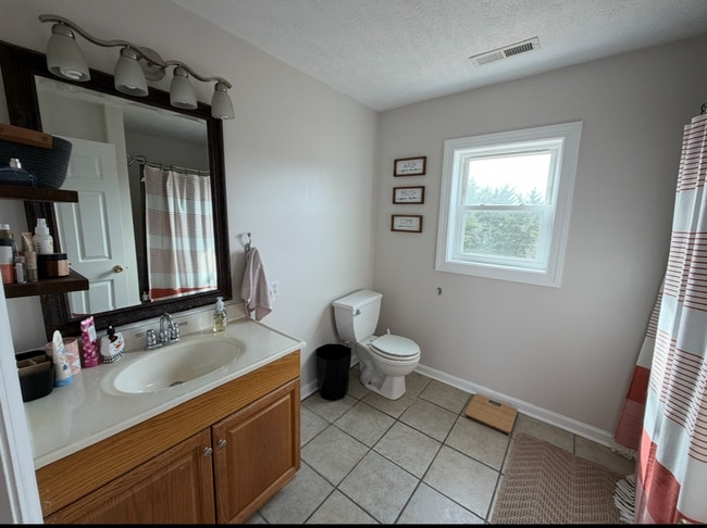 Building Photo - Roomy 5 Bedroom Home with Deck in Christiansburg