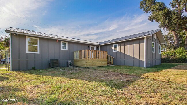 Building Photo - 112 N Gayle Ave