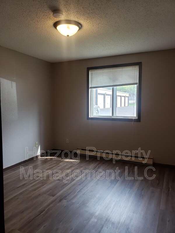 Building Photo - 304 Kenwood Dr