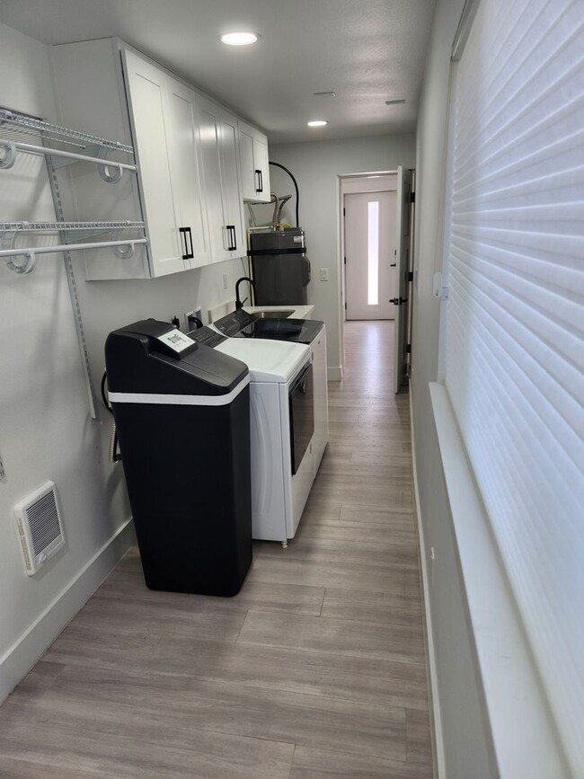 Building Photo - Modern Style and Luxury Amenities in Ephra...