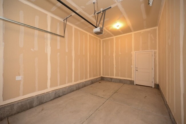 Building Photo - Beautiful Spacious Home in Bluffdale!