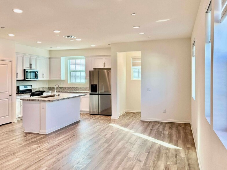 Building Photo - 8906 Jasmine Dr