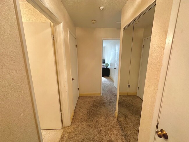 Building Photo - Two Bedroom Two Bath Condo Available in Wa...