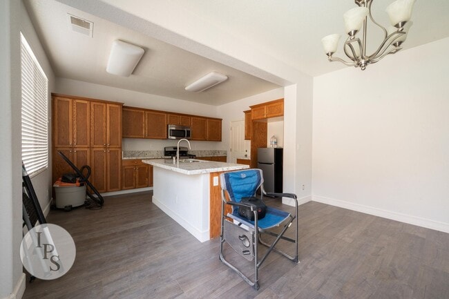 Building Photo - North Clovis Home, 4BR/3.5BA, CUSD - Lots ...