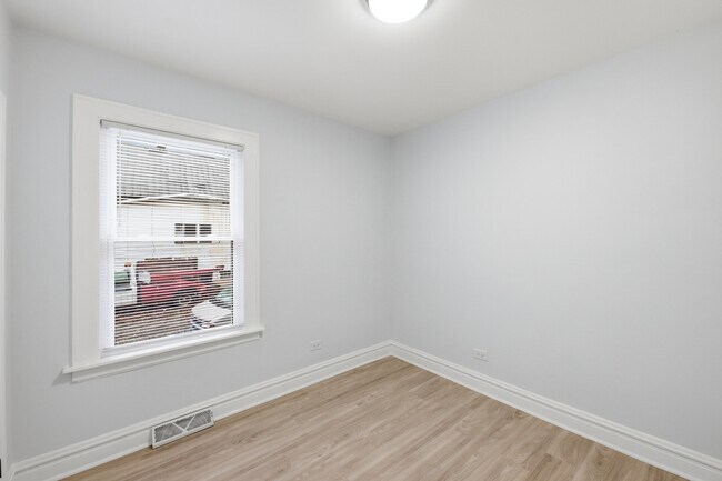 Building Photo - 142 W 103rd Pl