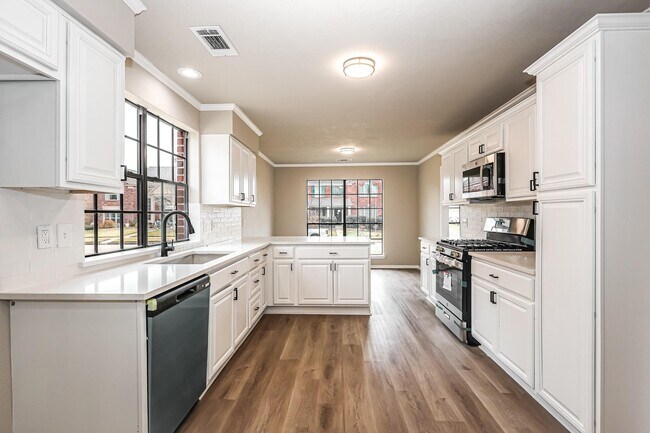 Building Photo - 18703 Evergreen Falls Dr