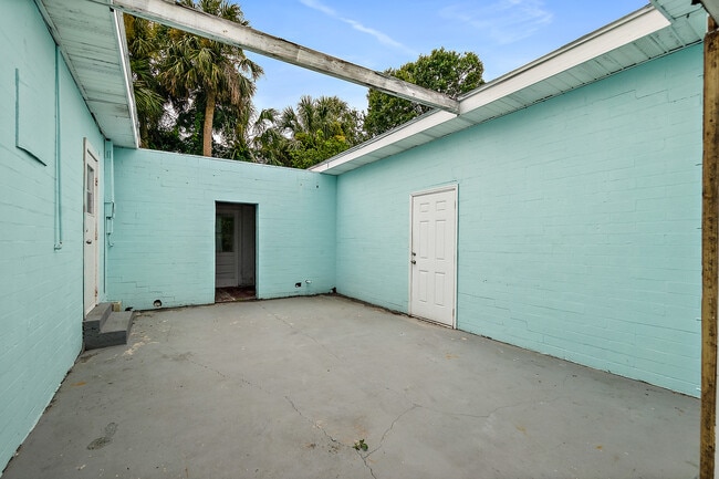 Building Photo - 626 Magnolia Ave