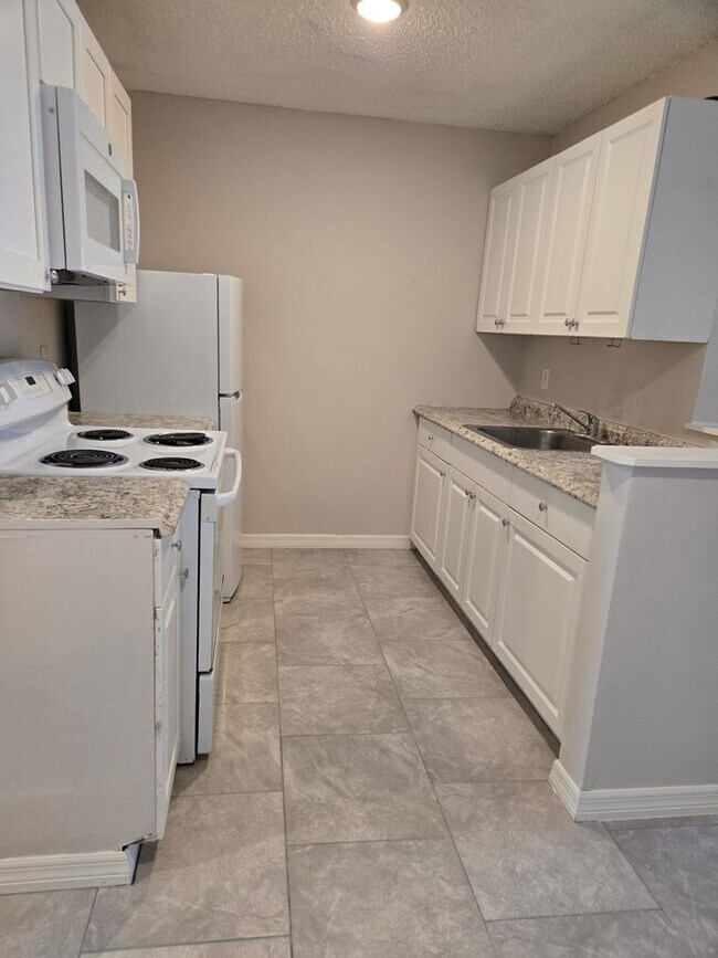 Building Photo - 1300-1306 Melody Ln