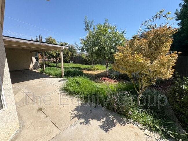 Building Photo - 3645 E Vista Dr