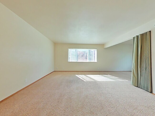 Building Photo - 2 Bedroom Apartment ~ Close to Campus ~ Ca...
