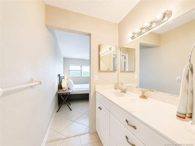 Building Photo - 7430 S Ocean Dr