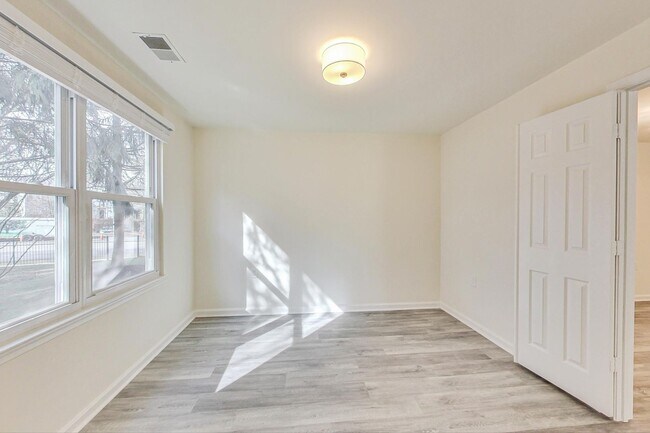 Building Photo - Beautiful - Ground Floor 3/2 condo in CROWN FARM