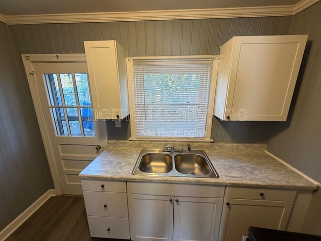 Building Photo - 307 E Battle Ave