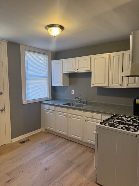 Building Photo - 2418 Baker St