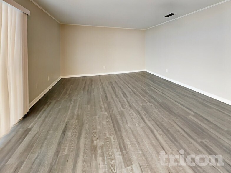 Building Photo - 7102 Woodfield Dr