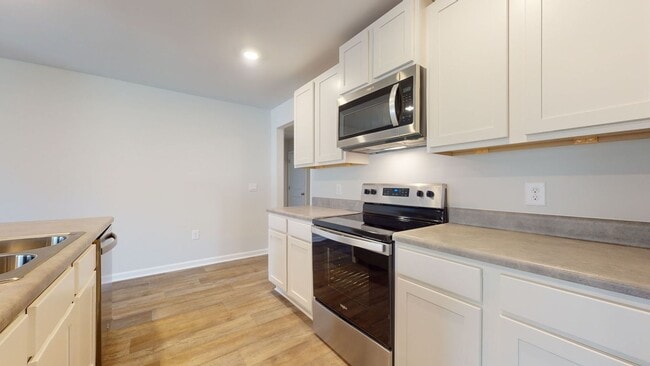 Building Photo - 4 bedroom Home in WATERSIDE!