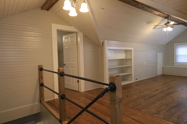 Building Photo - Charming Downtown Home