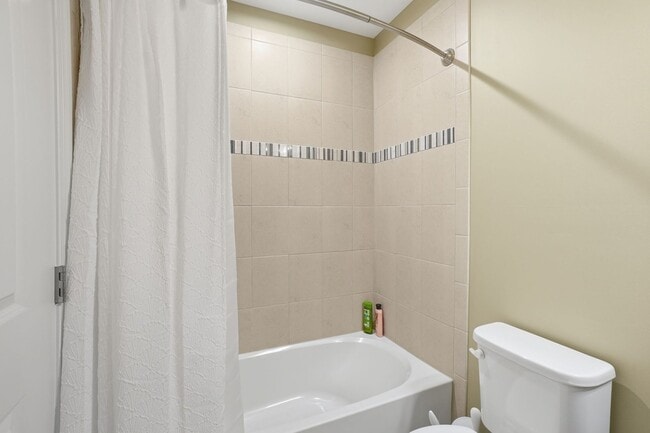 Building Photo - Stunning 3BR Townhome with Roof Deck in Reserves at Dakota Crossing!