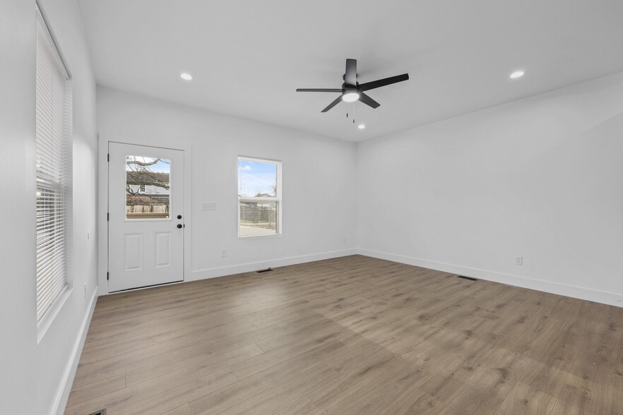 Building Photo - 214 E Morelia Ave