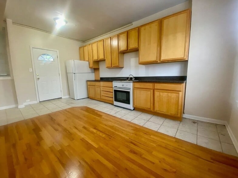 Building Photo - 7505 N Greenview Ave