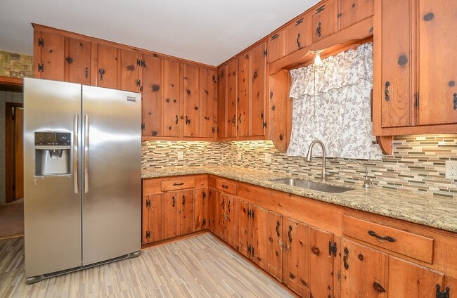 Building Photo - 142 Victoria Dr