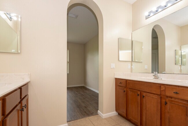 Building Photo - 253 Catriona Dr