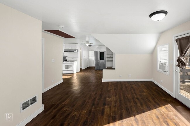 Building Photo - 164 Oak St